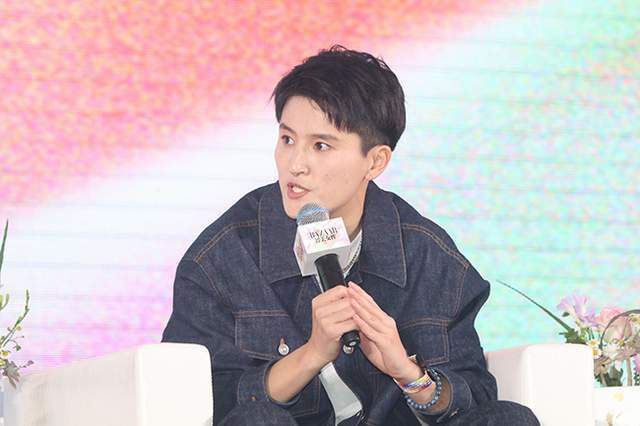 灵与肉的挣扎主要是关于卡琳的，卡琳患了敏感的病，从第一段落的两组对话开始我们便可以模糊地获知她的病况。